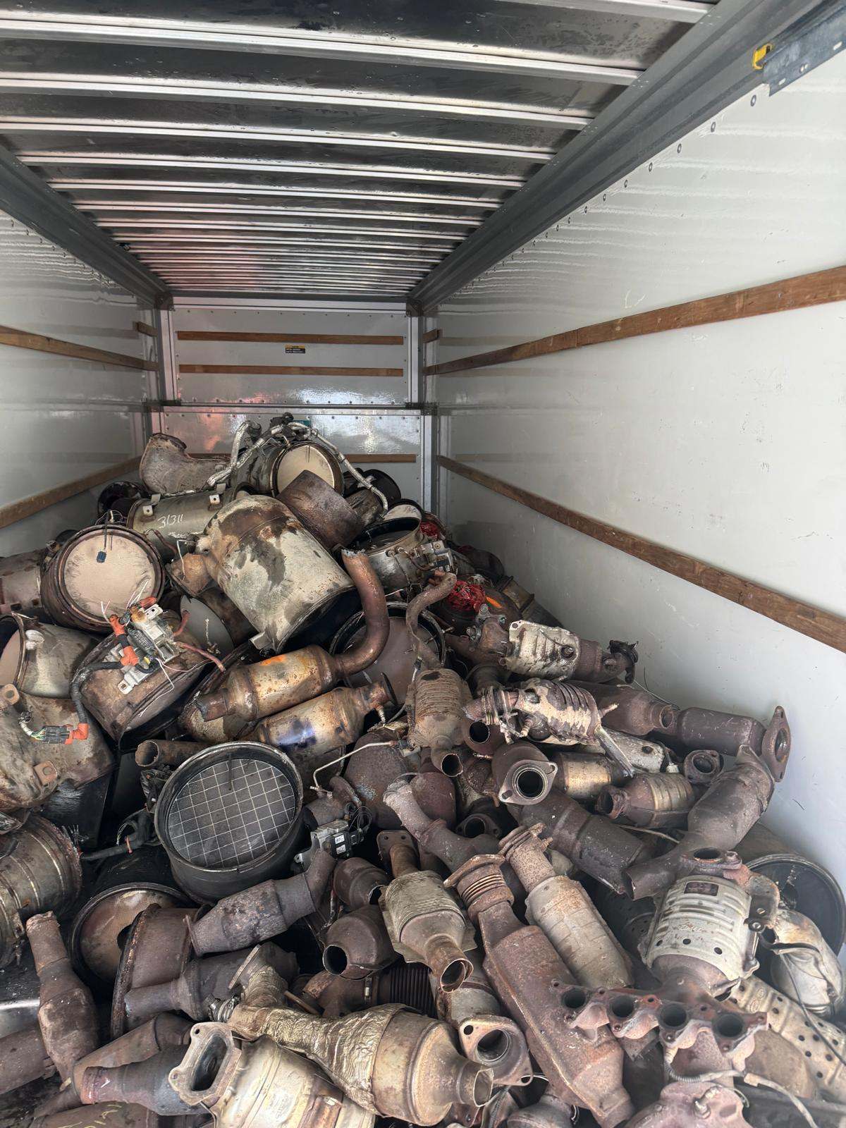 Catalyseurs triés montrant les boîtiers avec codes estampillés