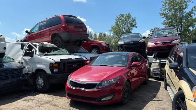 Kia rouge, camionnette Ford et minifourgonnettes Dodge dans la cour à scrap de Saint-Jean-sur-Richelieu