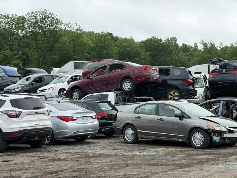 Rangées de voitures usagées sur le terrain de la cour à scrap à Saint-Jean-sur-Richelieu