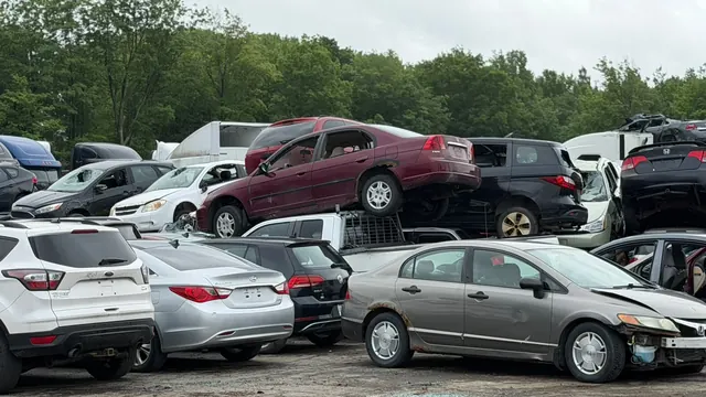 Rangées de voitures usagées sur le terrain de la cour à scrap à Saint-Jean-sur-Richelieu