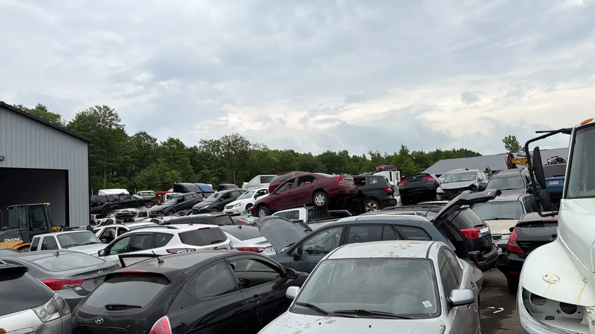 Inventaire de véhicules usagés dans la cour à scrap de la Rive-Sud