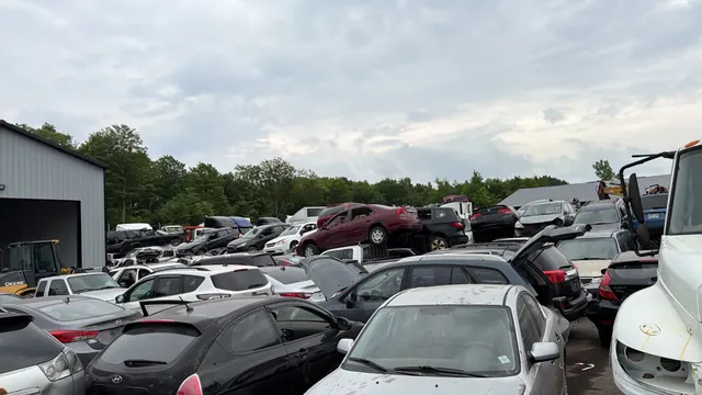 Inventaire de véhicules usagés dans la cour à scrap de la Rive-Sud