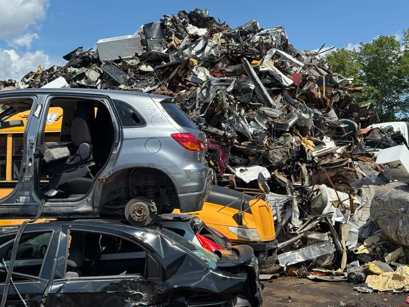 Montagne de ferraille automobile et carcasses de véhicules démontés au centre de recyclage