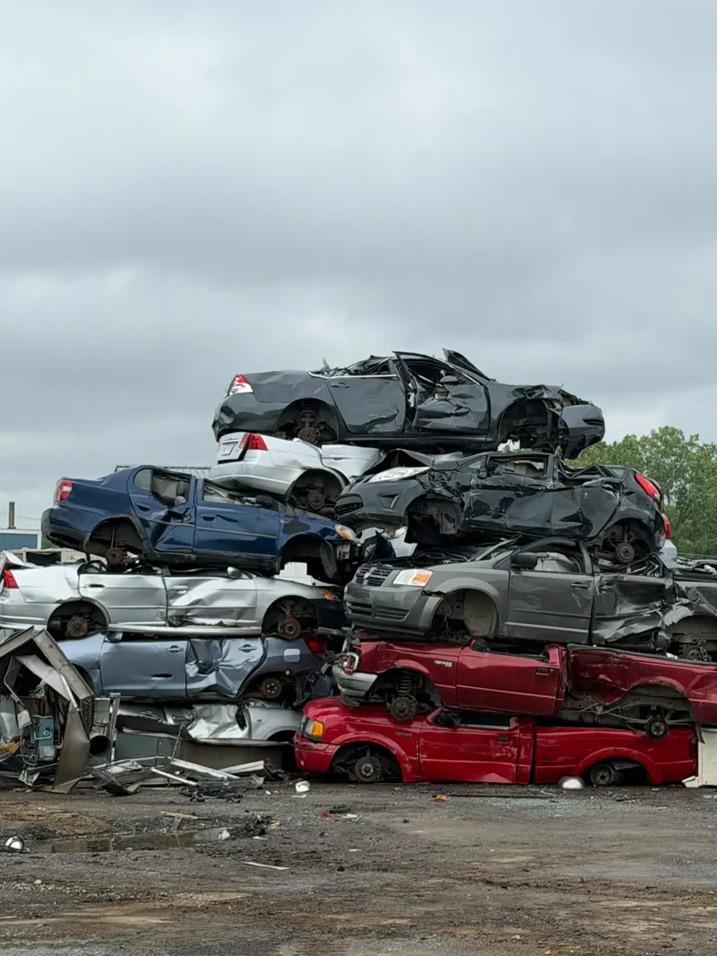 Pile d'autos scrap écrasées dans la cour à scrap de Saint-Jean-sur-Richelieu