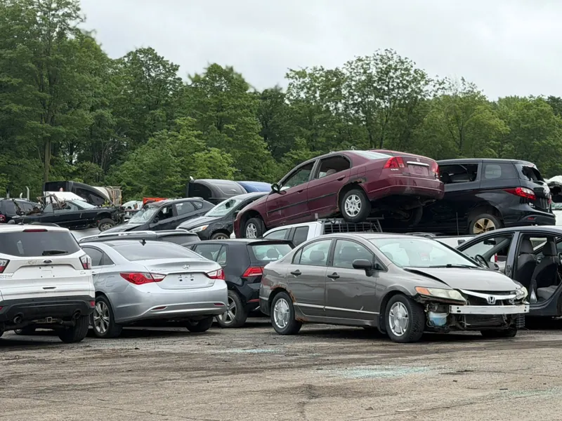 Used cars and stacked vehicles in the Montérégie auto recycling yard
