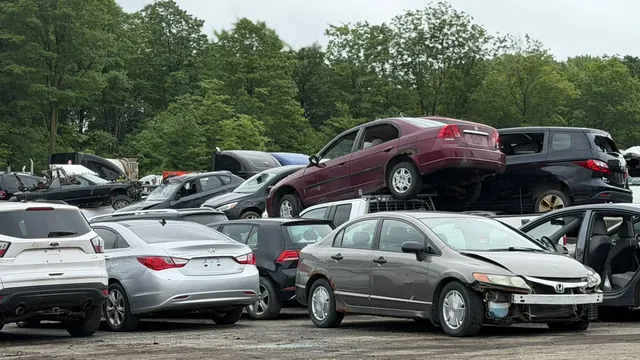 Voitures usagées et véhicules empilés dans la cour de recyclage auto en Montérégie