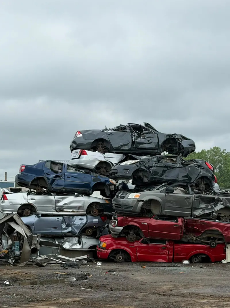 Véhicules empilés prêts pour le recyclage chez Recyclage Auto St-Jean sur la Rive-Sud