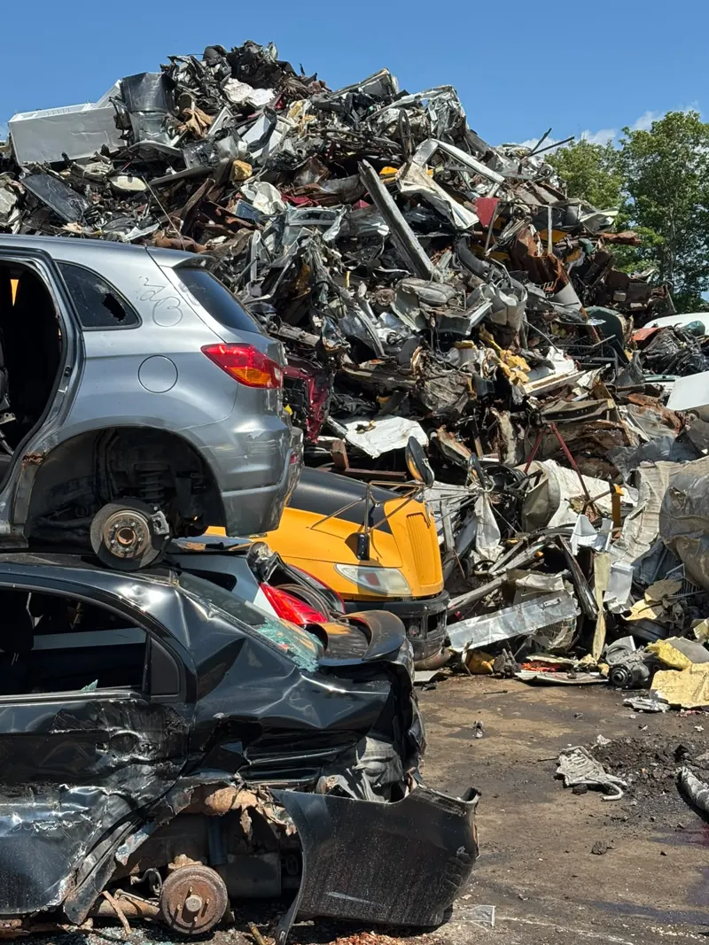 Véhicules hors d’usage démontés devant la ferraille à la cour à scrap de Saint-Jean